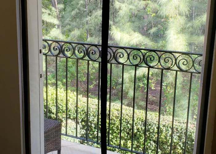 Ivy's Luxury Townhouse - 1 Bdrm Apartment