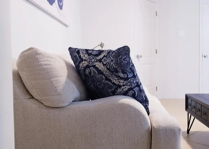 Ivy's Luxury Townhouse - 1 Bdrm Apartment *