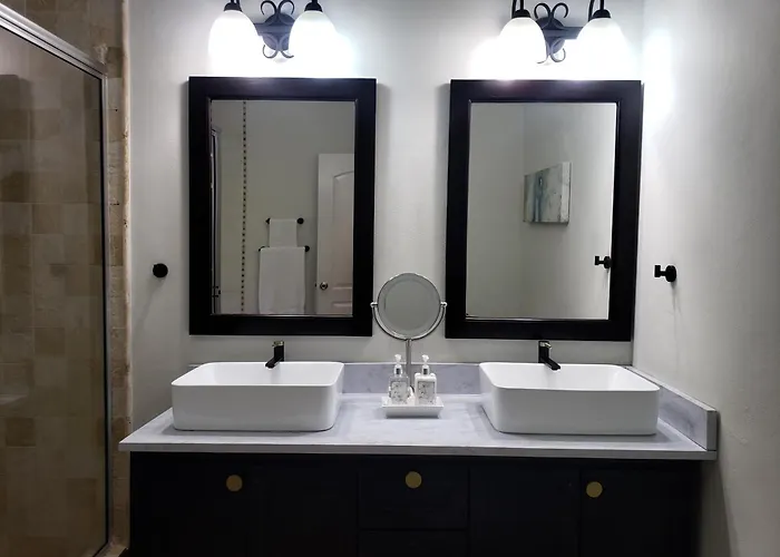 Ivy's Luxury Townhouse - 1 Bdrm *