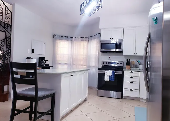 Ivy's Luxury Townhouse - 1 Bdrm Apartment *
