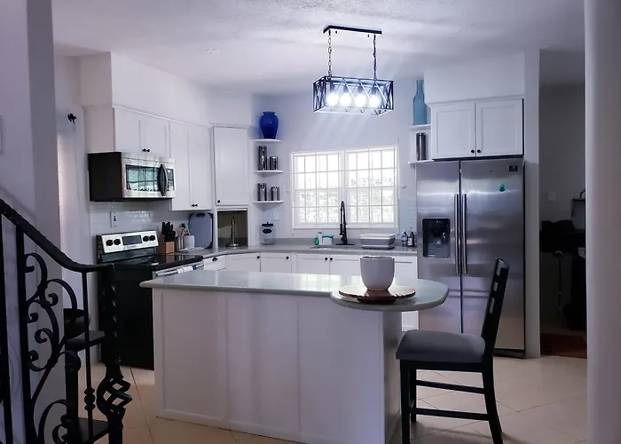 Ivy's Luxury Townhouse - 1 Bdrm Apartment