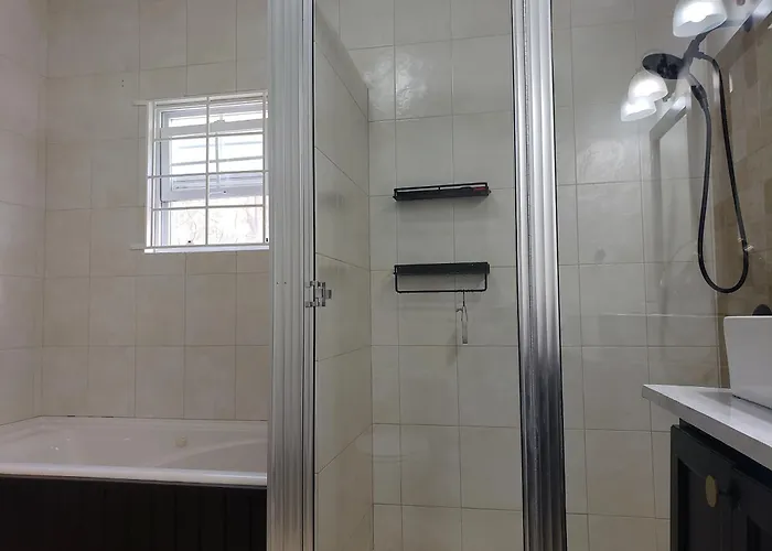 Ivy's Luxury Townhouse - 1 Bdrm Apartment *