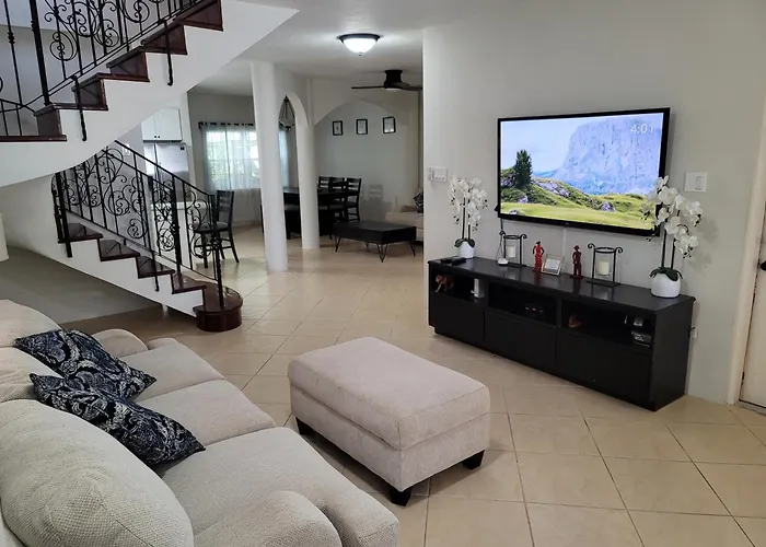 Ivy's Luxury Townhouse - 1 Bdrm Apartment Montego Bay