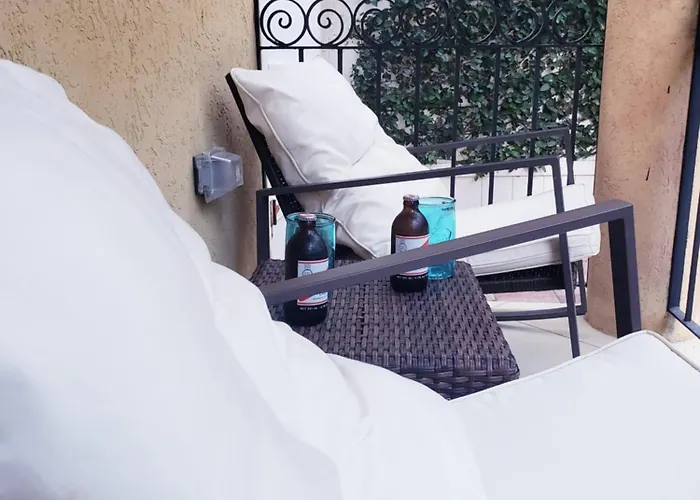Ivy's Luxury Townhouse - 1 Bdrm Apartment *