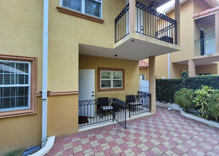 Ivy's Luxury Townhouse - 1 Bdrm *